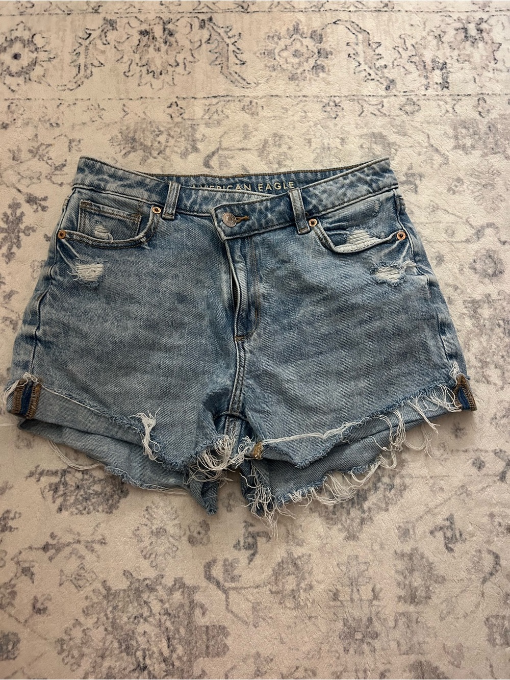 AE Stretch Ripped Denim Mom Short in Medium Bright Indigo
